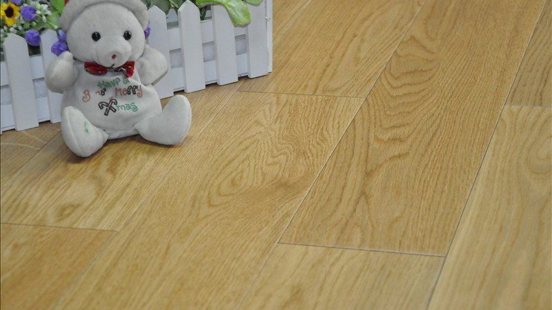 现代风格客厅追求简洁、明快，因此在地板材质的选择上，应注重以下要点：